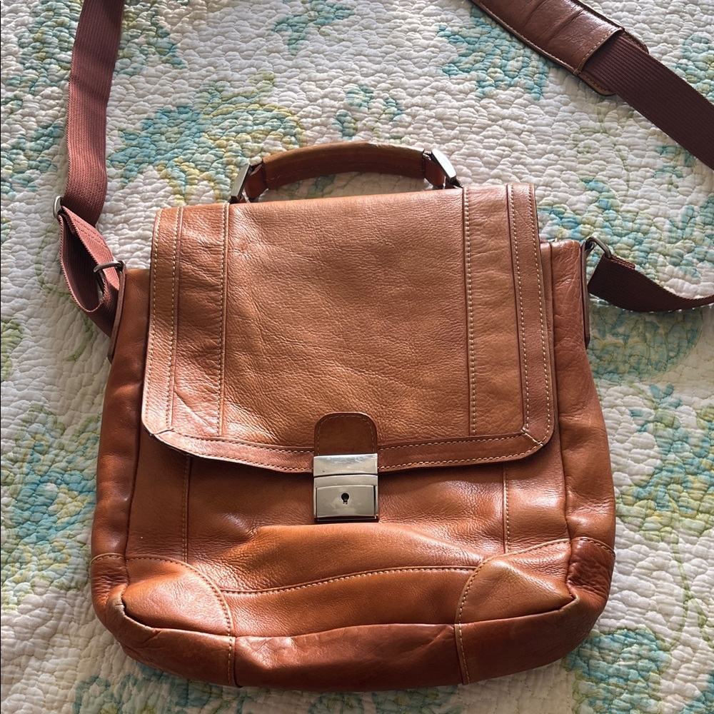 Elegant Tan Leather Messenger Bag